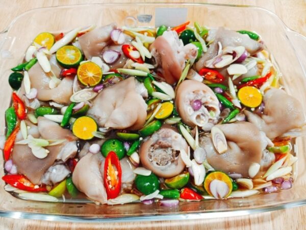 Hướng dẫn làm móng giò ngâm sả tắc ngon cực dễ